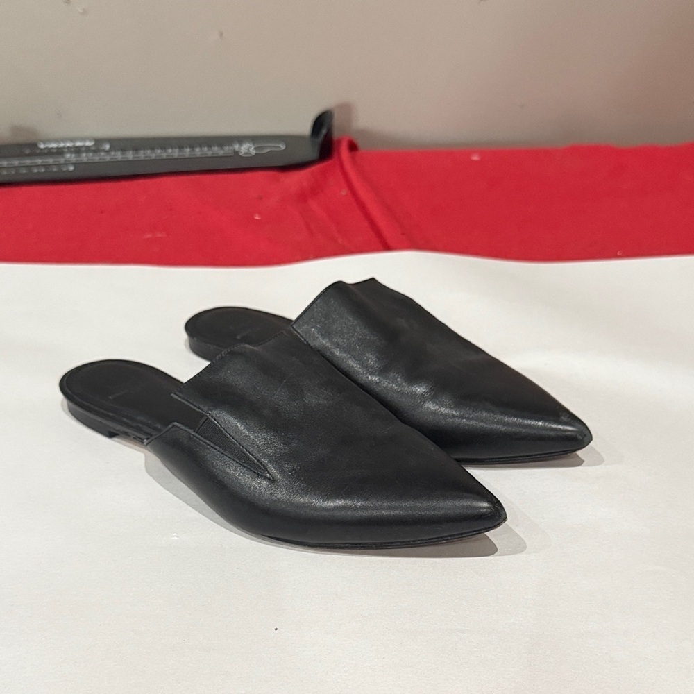 Marc Fisher leather Black Flats